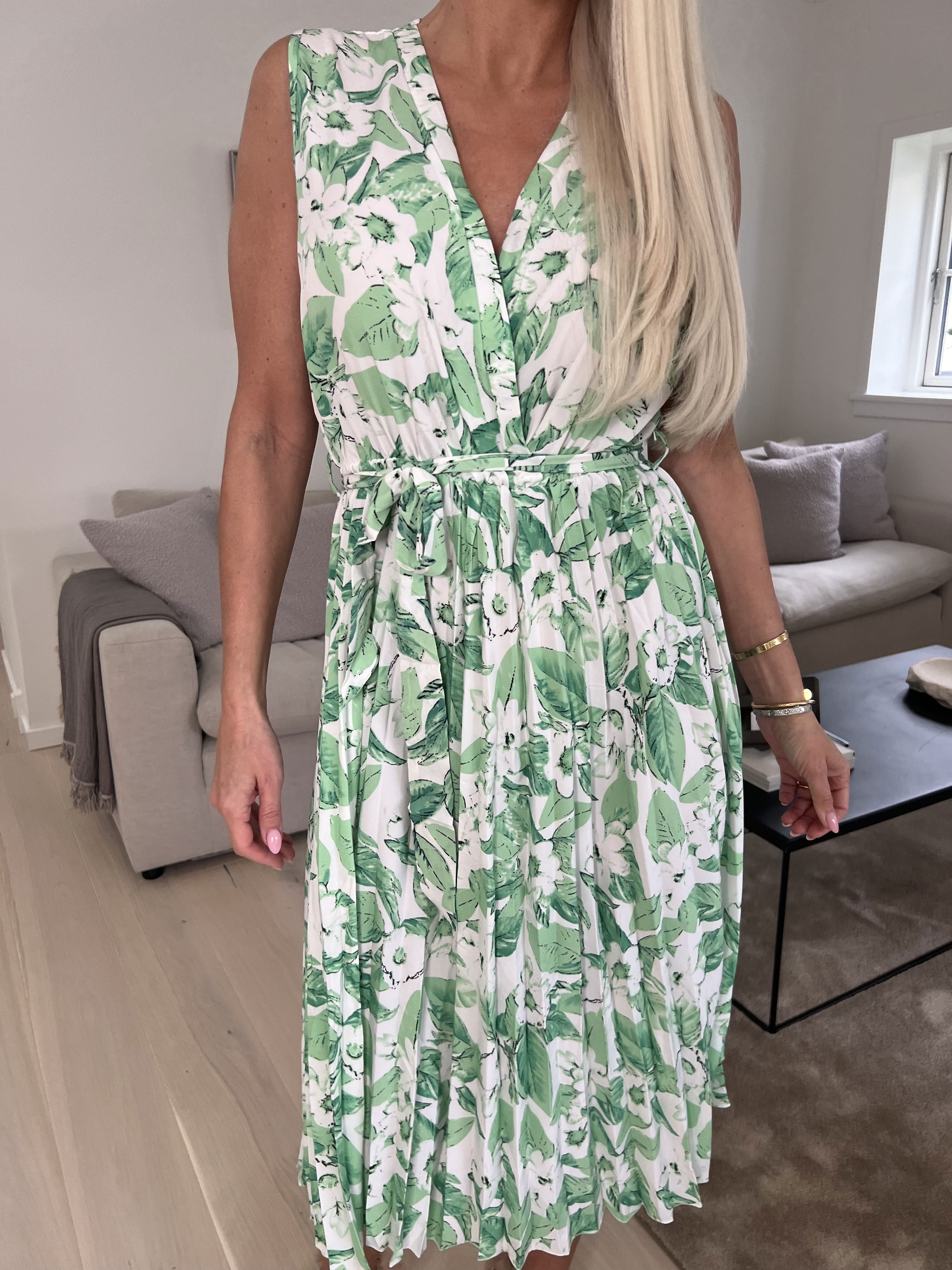 Amelie - Blommig klänning med plissering